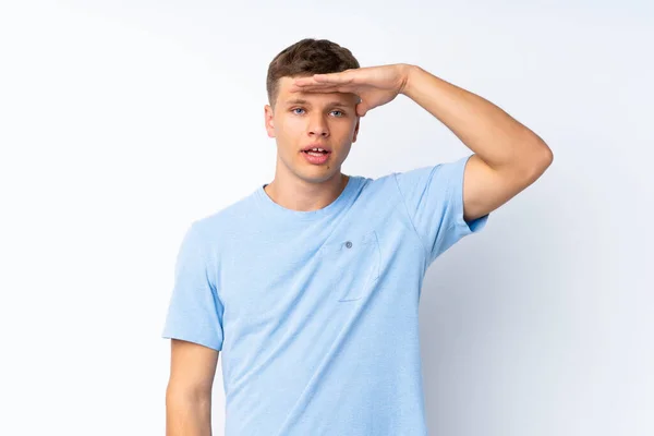 Joven Hombre Guapo Sobre Fondo Blanco Aislado Mirando Lejos Con —  Fotos de Stock