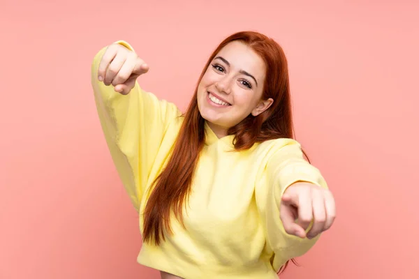 Rossa Adolescente Ragazza Isolato Rosa Sfondo Punti Dito Voi Sorridendo — Foto Stock