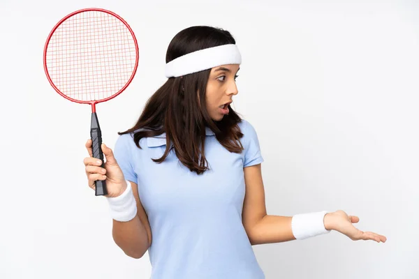 Genç Badmintoncu Kadın Izole Edilmiş Beyaz Arka Plan Şaşırtıcı Yüz — Stok fotoğraf