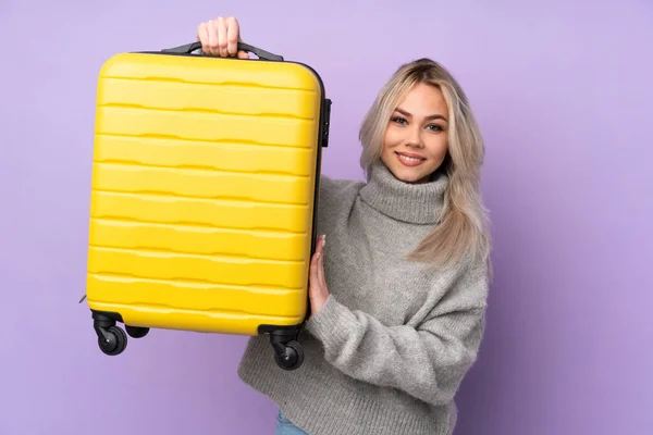 Menina Adolescente Sobre Fundo Roxo Isolado Férias Com Mala Viagem — Fotografia de Stock