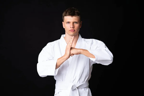 Mladý Muž Dělá Karate Přes Izolované Černé Pozadí — Stock fotografie