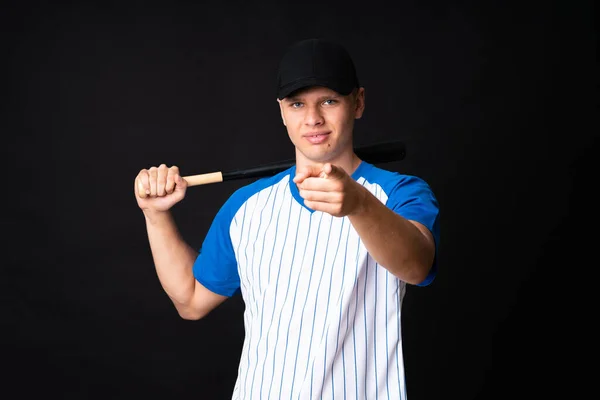 Mladý Muž Hraje Baseball Přes Izolované Černé Pozadí — Stock fotografie