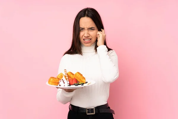 Junge Brünette Frau Mit Waffeln Vor Isoliertem Rosa Hintergrund Frustriert — Stockfoto