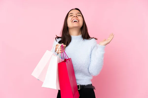 Ung Kvinna Med Shoppingväska Över Isolerad Rosa Bakgrund Ler Mycket — Stockfoto