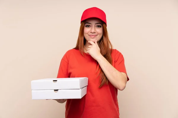 Entrega Pizza Adolescente Menina Segurando Uma Pizza Sobre Fundo Isolado — Fotografia de Stock