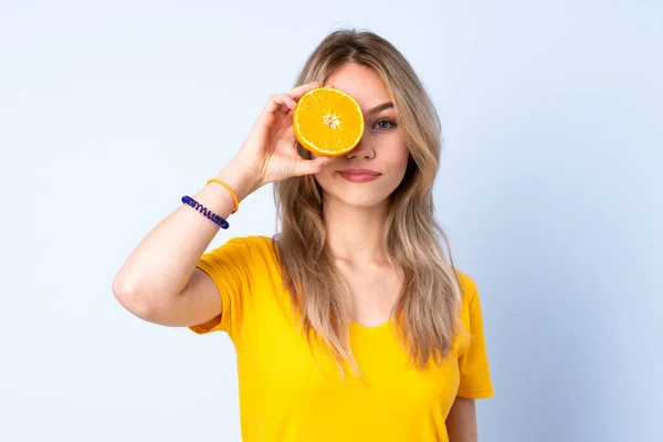 Tonåring Ryska Flicka Som Håller Orange Isolerad Blå Bakgrund — Stockfoto