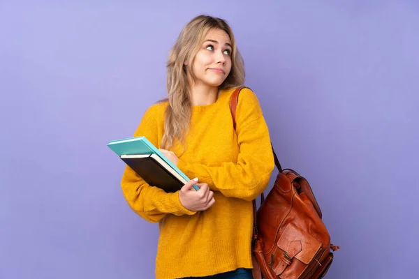 Adolescente Estudante Russo Menina Isolada Fundo Roxo Fazendo Gestos Dúvidas — Fotografia de Stock