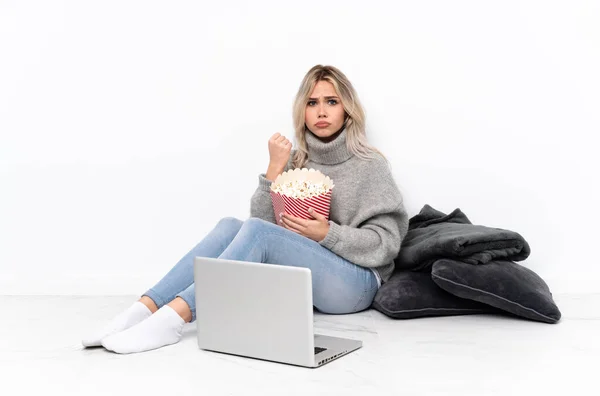 Ragazza Bionda Adolescente Che Mangia Popcorn Mentre Guarda Film Sul — Foto Stock