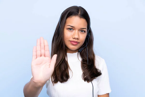 Giovane Telemarketer Donna Colombiana Sfondo Blu Isolato Facendo Gesto Stop — Foto Stock