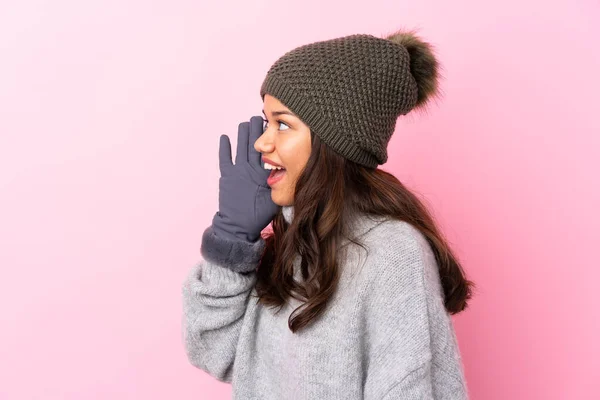 Jeune Colombienne Avec Chapeau Hiver Sur Mur Rose Isolé Criant — Photo