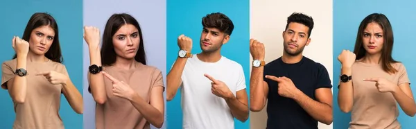 Conjunto Personas Sobre Fondo Azul Que Muestra Reloj Mano Con — Foto de Stock