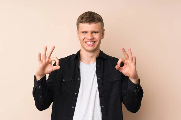 Jovem Homem Bonito Mostrando Sinal Com Dedos — Fotografia de Stock