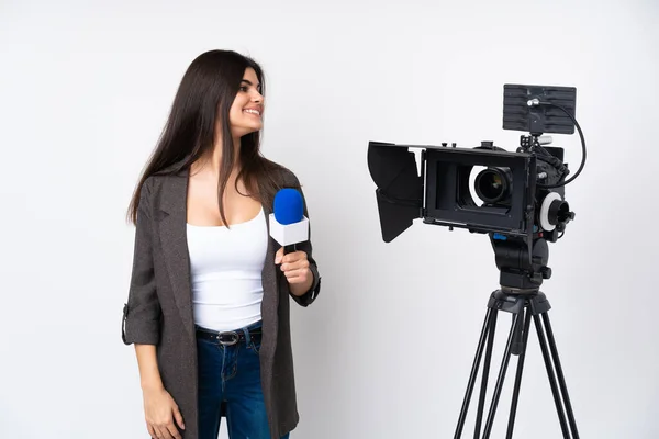 Muhabir Kadın Mikrofon Tutuyor Beyaz Arka Planda Haber Sunuyor — Stok fotoğraf