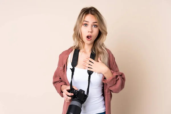 Junges Fotografenmädchen Mit Isoliertem Hintergrund Überrascht Und Schockiert Beim Blick — Stockfoto