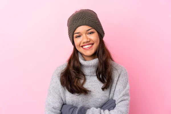 Giovane Ragazza Colombiana Con Cappello Invernale Sopra Isolato Muro Rosa — Foto Stock