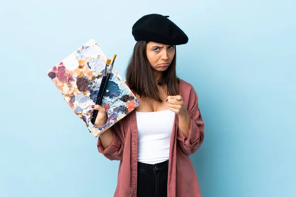 Giovane Artista Donna Possesso Una Tavolozza Sfondo Blu Isolato Frustrato — Foto Stock