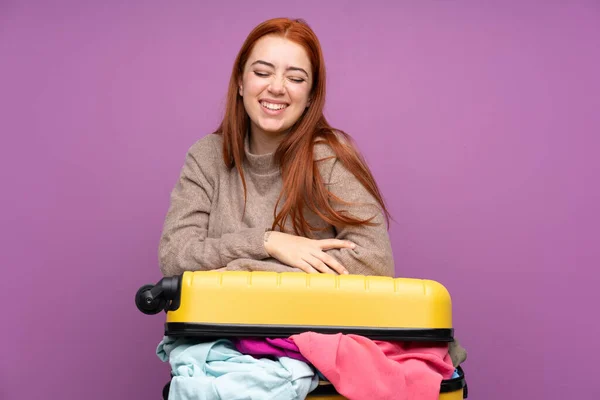 Viaggiatore Adolescente Ragazza Con Una Valigia Piena Vestiti Ridere — Foto Stock