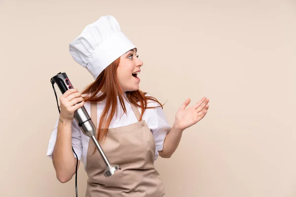 Roodharige Tiener Meisje Met Behulp Van Hand Blender Geïsoleerde Achtergrond — Stockfoto