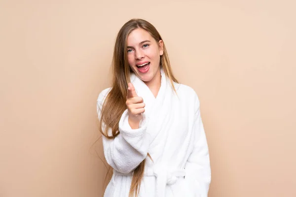 Teenager Mädchen Bademantel Über Isoliertem Hintergrund Zeigt Mit Dem Finger — Stockfoto