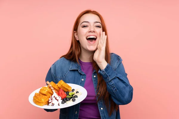 Roodharige Tiener Meisje Houden Wafels Geïsoleerde Roze Achtergrond Schreeuwen Met — Stockfoto