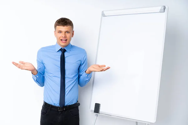 若いビジネスマンがショックを受けた顔の表情でホワイトボードでプレゼンテーションをする — ストック写真
