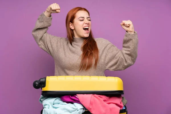 Viajante Adolescente Com Uma Mala Cheia Roupas Celebrando Uma Vitória — Fotografia de Stock