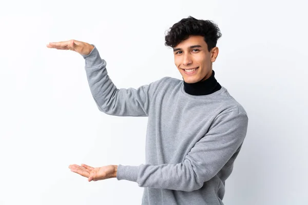 Jovem Argentino Sobre Fundo Branco Isolado Segurando Copyspace Para Inserir — Fotografia de Stock