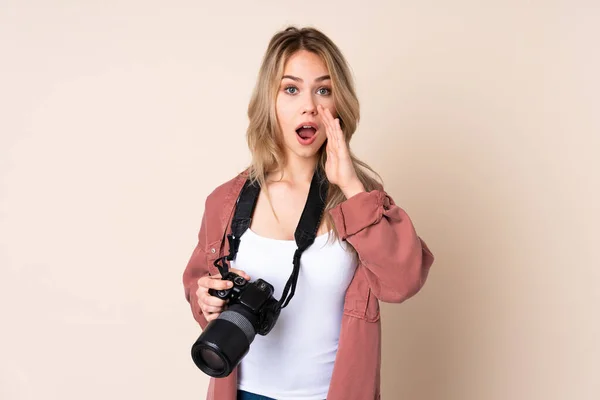 Jeune Fille Photographe Sur Fond Isolé Avec Une Expression Faciale — Photo