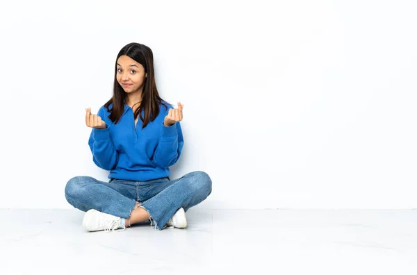 Junge Frau Mit Gemischter Rasse Sitzt Isoliert Auf Dem Boden — Stockfoto