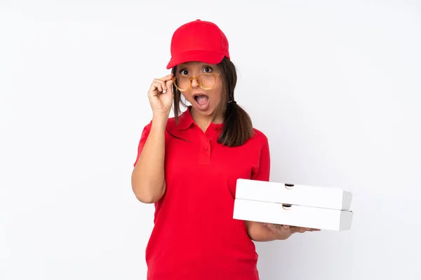 Jovem Garota Entrega Pizza Sobre Fundo Branco Isolado Com Óculos — Fotografia de Stock