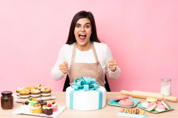 Konditor Mit Einer Großen Torte Auf Einem Tisch Vor Isoliertem — Stockfoto