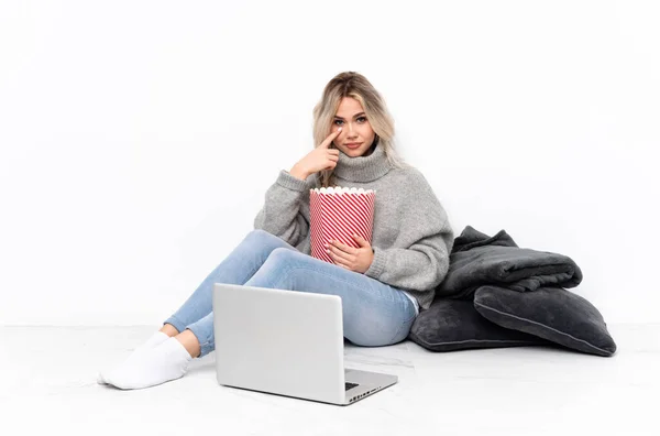 Ragazza Bionda Adolescente Che Mangia Popcorn Mentre Guarda Film Sul — Foto Stock