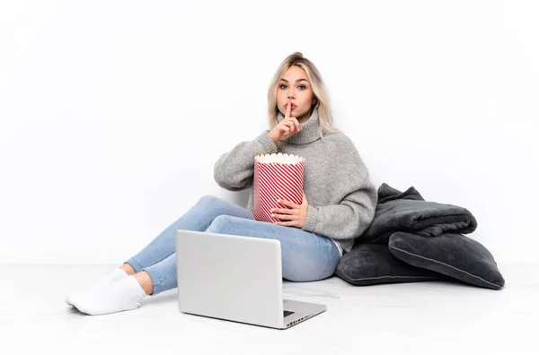 Ragazza Bionda Adolescente Che Mangia Popcorn Mentre Guarda Film Sul — Foto Stock