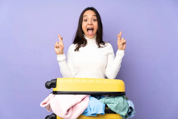 Viaggiatore Giovane Donna Con Una Valigia Piena Vestiti Sfondo Viola — Foto Stock