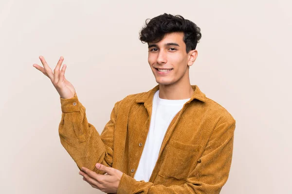 Jeune Homme Argentin Sur Fond Isolé Étendant Les Mains Sur — Photo