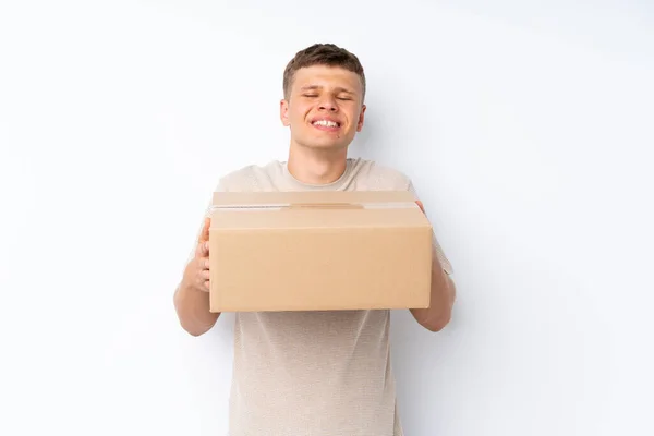 Mladý Pohledný Muž Přes Izolované Bílé Pozadí Drží Krabici Přesunout — Stock fotografie