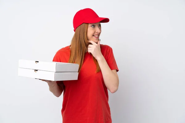 Pizza Entrega Mulher Segurando Uma Pizza Sobre Parede Rosa Isolado — Fotografia de Stock