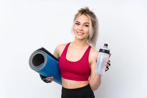 Chica Adolescente Sosteniendo Gofres Sobre Fondo Azul Aislado Con Botella —  Fotos de Stock