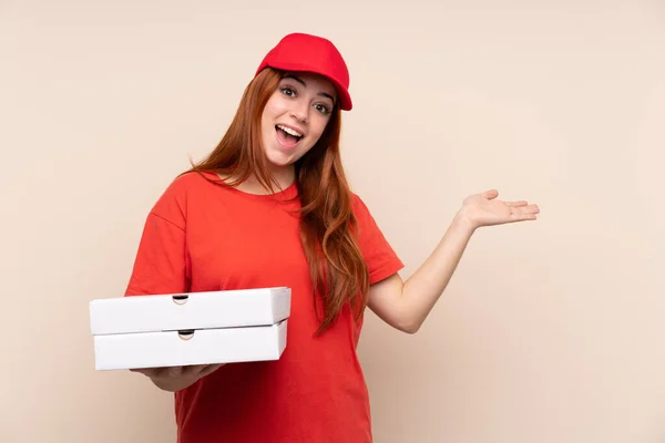 Pizzabote Teenager Mädchen Hält Eine Pizza Über Isoliertem Hintergrund Und — Stockfoto