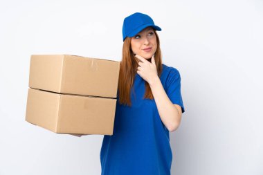 Soyutlanmış beyaz arka planda genç teslimatçı kadın bir fikir düşünüyor.