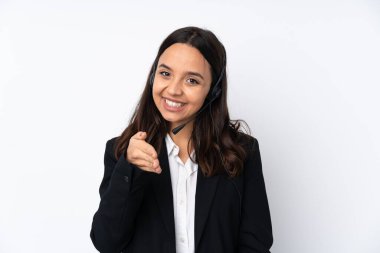 Beyaz arka planda izole edilmiş genç bir pazarlamacı kadın iyi bir anlaşma için el sıkışıyor.