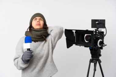 Elinde mikrofon olan gazeteci kadın, izole edilmiş beyaz bir arka plan ve boyun ağrısı ile ilgili haberleri sunuyor.