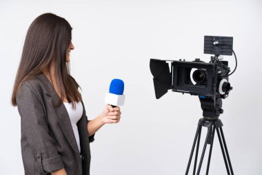 Muhabir kadın mikrofon tutuyor ve izole edilmiş beyaz arka planda haberleri sunuyor.