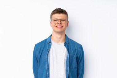 Gözlüklü, soyutlanmış beyaz arka planı olan yakışıklı bir genç.