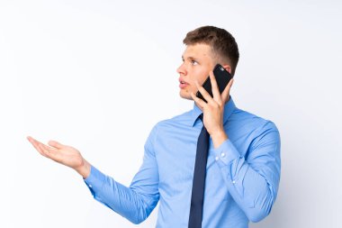 Genç yakışıklı iş adamı soyutlanmış beyaz arka plan