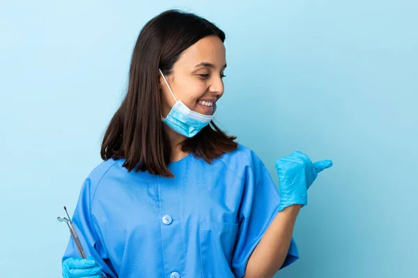 Jovem Morena Mista Dentista Mulher Segurando Ferramentas Sobre Fundo Isolado — Fotografia de Stock