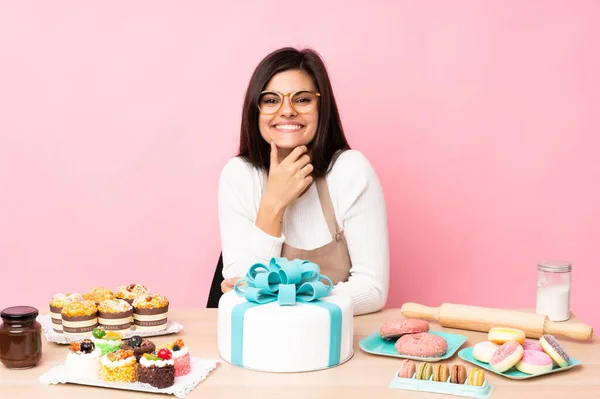 Konditor Mit Einem Großen Kuchen Einem Tisch Über Isoliertem Rosa — Stockfoto