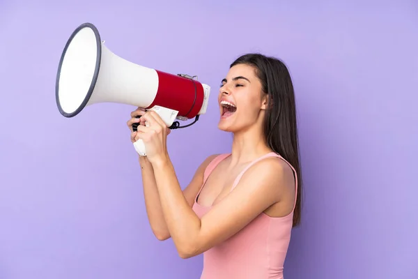 Giovane Donna Oltre Isolato Sfondo Viola Gridando Attraverso Megafono — Foto Stock