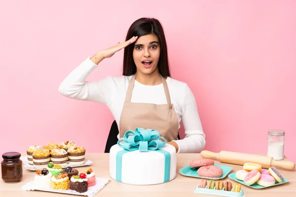 Konditor Mit Einer Großen Torte Auf Einem Tisch Vor Isoliertem — Stockfoto