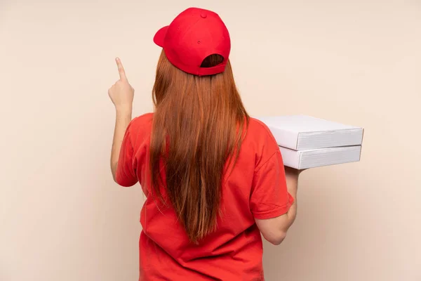 Pizza Dodání Teenager Dívka Drží Pizzu Přes Izolované Pozadí Ukazuje — Stock fotografie